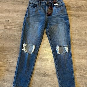 No Boundaries High Rise Mom Jeans. Size 9